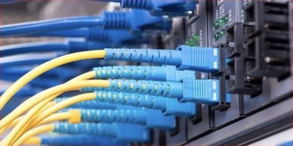 Cavi in fibra ottica collegati a uno switch
